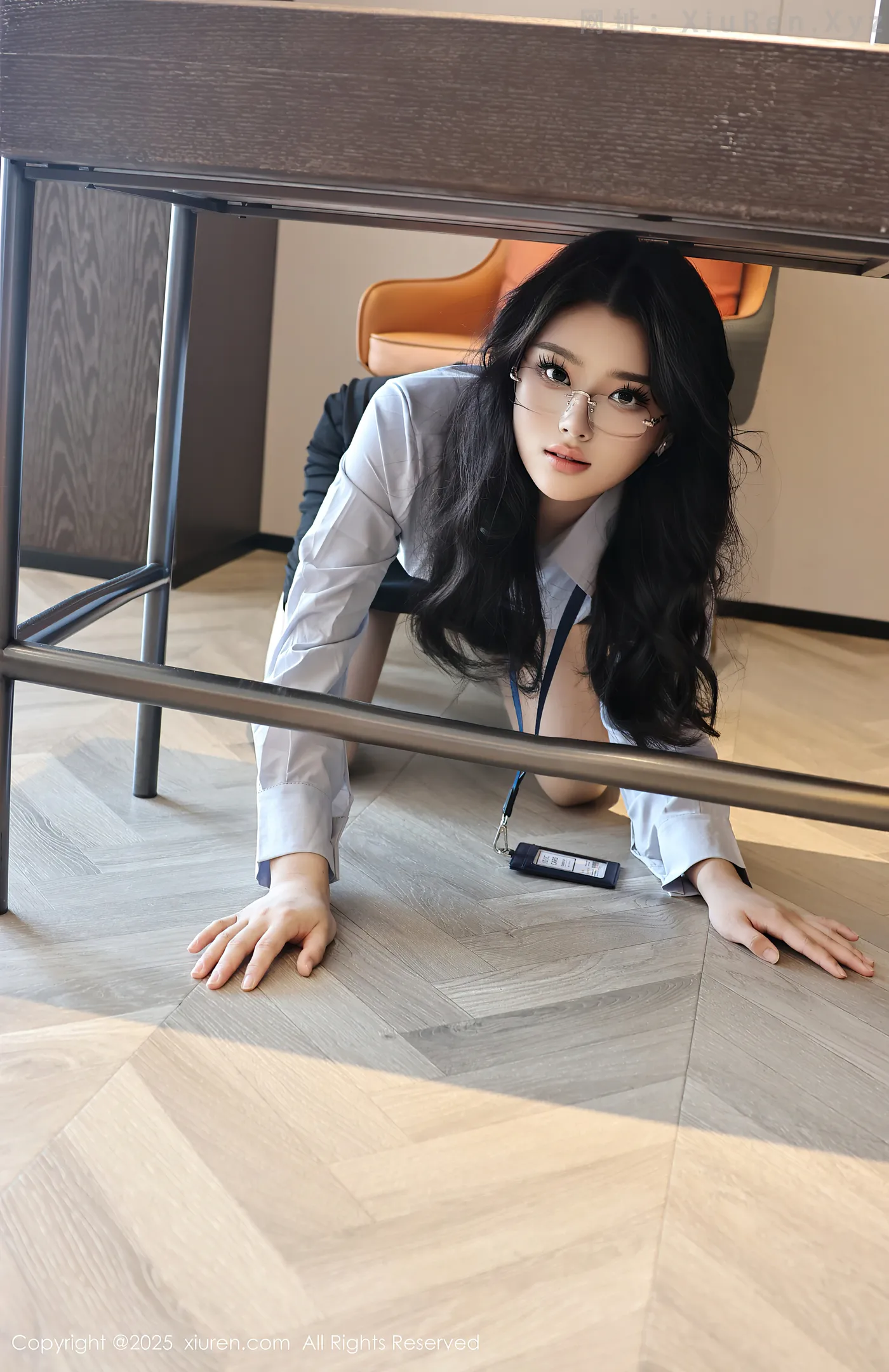 图片[4]-[XiuRen秀人网]VOL.10674 模特糯梨子性感蓝色衬衫配黑短裙露超薄肉丝秀曼妙身姿诱惑写真60P-秀人网官方网站